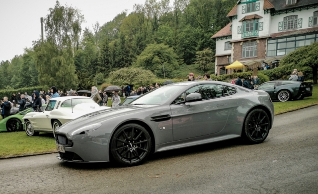 Aston Martin dans un feulement de V12...
