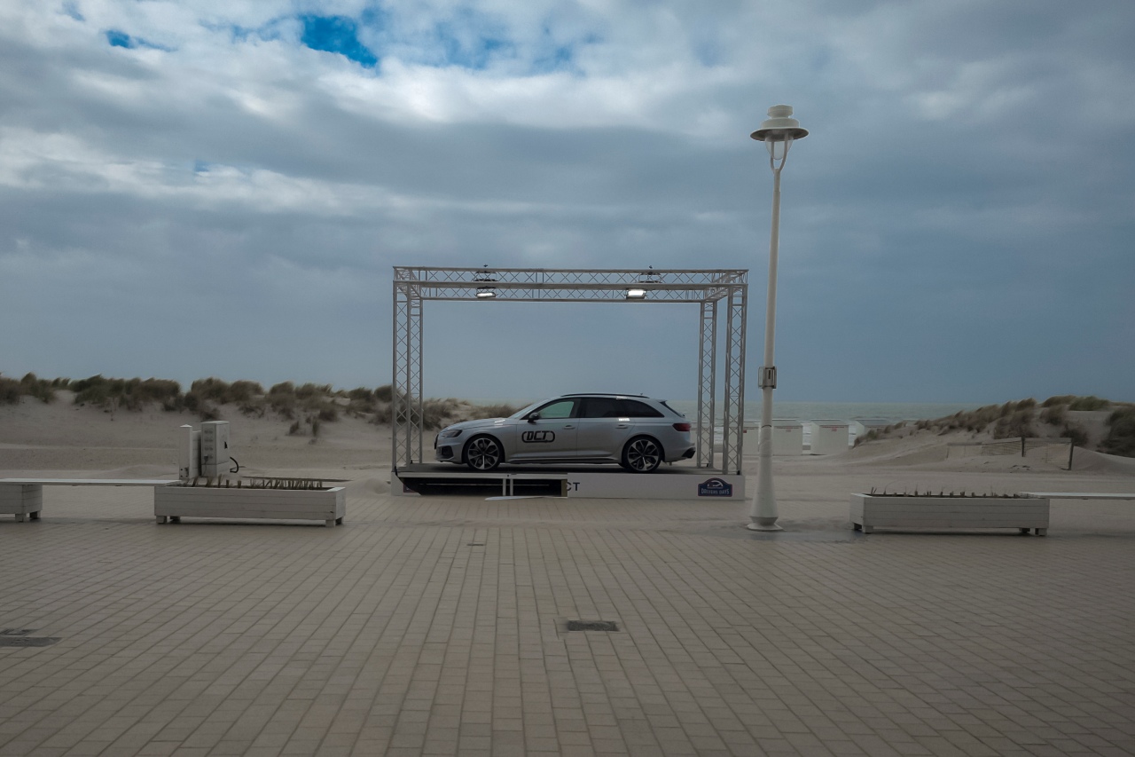 Audi rs4 sur la plage abandonnée