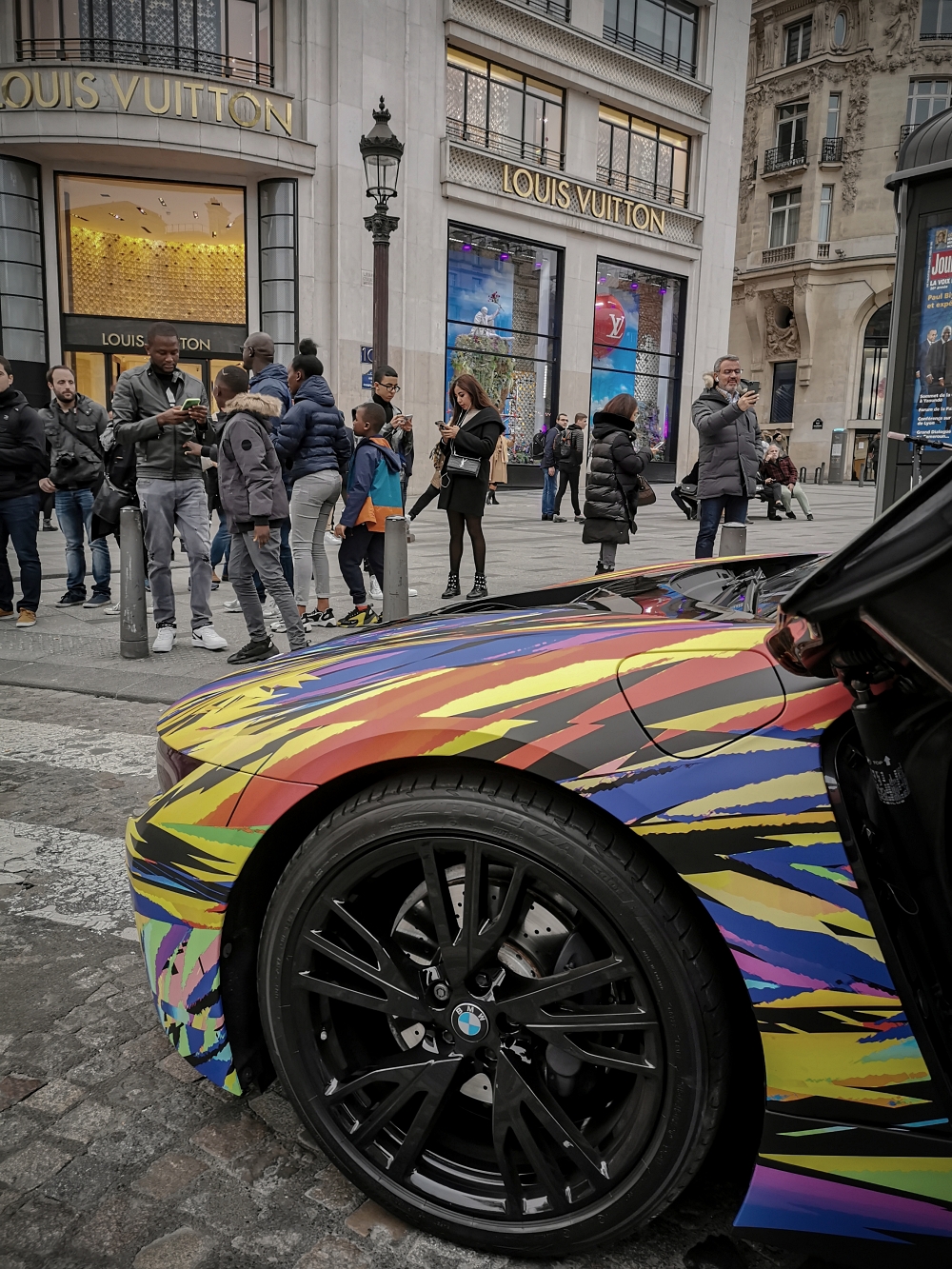 L'heure des courses - BMW i8 par Nathan Haetty, une Comète percute Paris