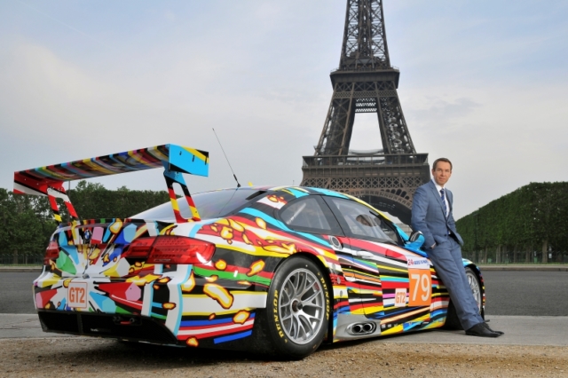 Jeff Koons la 17ième BMW Art Car devant la Tour Eiffel à Paris, 2010 (05/2010)
