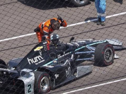 Josef Newgarden crashe son Indycar contre le mur à Indianapolis