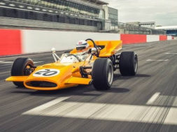 Derek Bell retrouve sa McLaren M9A, 49 ans plus tard