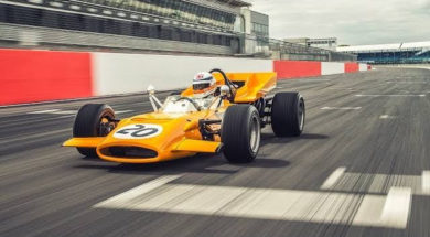 Derek Bell retrouve sa McLaren M9A, 49 ans plus tard