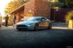 Coucher de soleil sur une Aston Martin Vantage V8