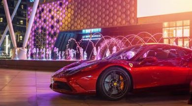 Séance shopping spéciale à Dubaï pour MrJWW en Ferrari Speciale