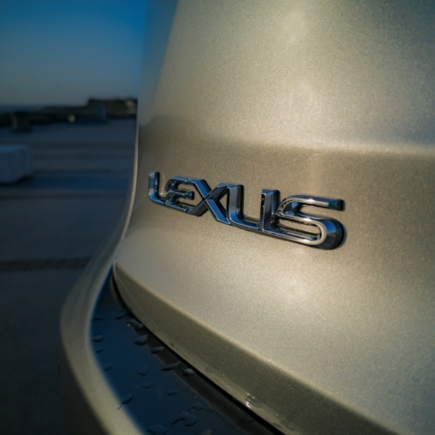 logo arrière au bord de mer - Lexus NX300H, Premium hybridus
